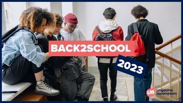 Omslag för rapporten Back2School 2023 som föreställer fem ungdomar i ett trapphus på en skola