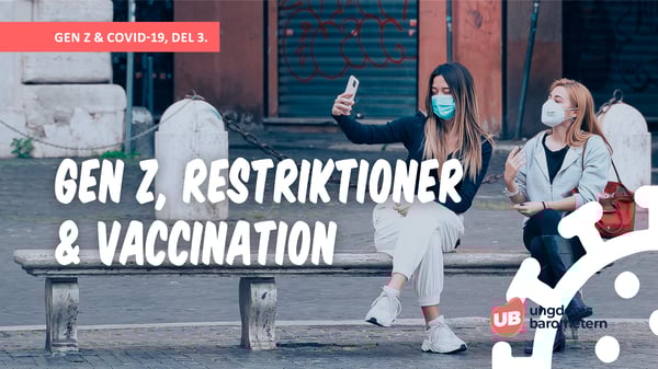 Omslag för rapporten Gen Z, restriktioner och vaccinationer som föreställer två tjejkompisar på en bänk som tar en selfie. Båda bär mask. 