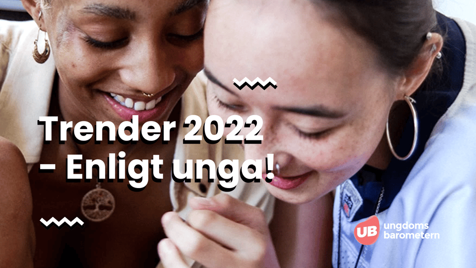  Omslag för rapporten Trender 2022 – Enligt unga som föreställer ett par unga tjejer som ler och tittar ner på en mobiltelefon