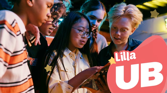 En grupp barn läser ur en tidning